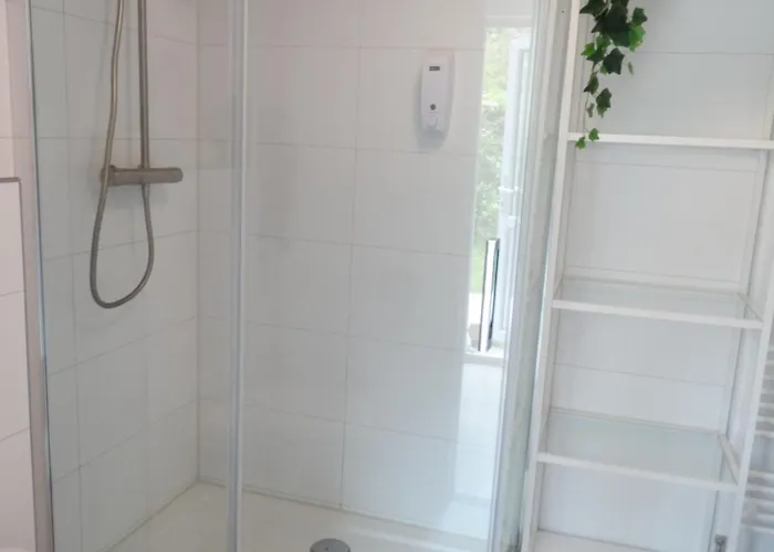 Bright With Hot Tub Near Breda 샬레